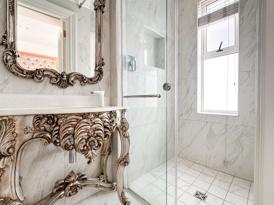2 Bedroom Property for Sale in Sea Point Western Cape